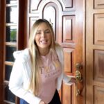 Roxana Díaz Instagram - Mis aliados de @elmundodelaseguridad tomó las medidas para realizar nuestra puerta de la casa....se trata de una puerta pivotante de hierro con cerradura de 4 pases... Es importante la seguridad y @elmundodelaseguridad va a fabricar nuestra puerta..... . Ya les mostraré cuando esté lista. . #seguridad #puertaspivotantes #puertadelacasa