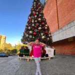Roxana Díaz Instagram - Yo le tomé la foto y ella a mí 😍 Está tan grande, tan bella, tan ocurrente mi Barbarita @barbaravalentinahd Este arbolito en Galerías Los Naranjos quedó hermoso, la Navidad es hermosa 🎄🎄🎄🎄🎄🎄🎄🎄🎄🎄🎄🎄 . Feliz Domingo para todos 🫶🫶🫶🫶🫶🫶🫶🫶🫶🫶 . #love #amor #navidad #arbolito #tradicion #daughter #hija #teamomiprincesa #princesademama C.C. Galerías Los Naranjos
