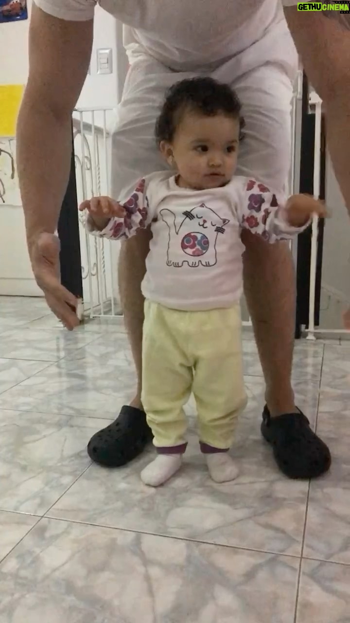 Roxana Díaz Instagram - En mi #tbt de hoy cuando mi chiquita caminó por primera vez😍😍😍😍😍😍❤️❤️❤️❤️❤️❤️❤️❤️❤️❤️❤️❤️. . #tbt #love #princesa #teamoprincesa #family #daughter