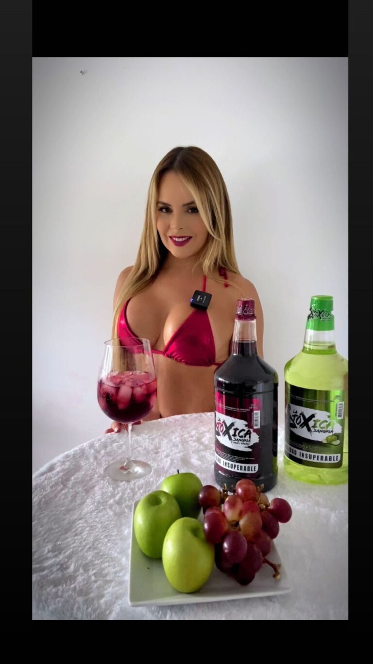 Roxana Díaz Instagram - Ya todo listo para apoyar a nuestra #vinotinto Me uno a la pasión para apoyar a #venezuela y disfruto del juego con una @sangrialatoxica._ . Arriba Venezuelaaaaaa🇻🇪🇻🇪🇻🇪🇻🇪🇻🇪🇻🇪🇻🇪🇻🇪🇻🇪🇻🇪🇻🇪🇻🇪🇻🇪🇻🇪🇻🇪🇻🇪🇻🇪🇻🇪🇻🇪🇻🇪🇻🇪🇻🇪🇻🇪🇻🇪 . #manotengofe #vinotinto #yosoyvinotinto #sangrialatoxica