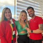 Roxana Díaz Instagram - Existen seres únicos que te dan apoyo , amistad , comparten tus alergias y se conectan contigo de verdad , el amor que le tengo a esta familia es algo grande , hoy están nuevamente en la #ColoCuña2023 @soyroxanadiaz @carlosghaydon que felicidad para todo el equipo #ColoquialPitchure @riofotografiayvideo @fragmentadosfilms . Si algo verán mis #VenezolanosDelMundo en esta #colocuña2023 es el apoyo y hermandad , pues eso somos los Venezolanos Gracias Padre , Vallita y mis viejos que no se cansan de bendecir mis caminos #colocuña2023 #navidad #parranda #union #lacoloquialdevenezuela .. Pronto #colocuña2023 esperamos les guste todo lo que esta gente está grabando . .. 4 día de grabación Quien les gustaría ver en esta #colocuña2023 ? Los leo .. Yo voy a Continuar hasta que lo bueno sea mejor y lo mejor Excelente, con Pasión como lo aprendí de los grandes de la Televisión 📺 #DionnyLopez el mejor haciendo los mensajes de Navidad y #JoaquinRiviera