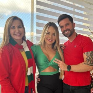 Roxana Díaz Instagram - Existen seres únicos que te dan apoyo , amistad , comparten tus alergias y se conectan contigo de verdad , el amor que le tengo a esta familia es algo grande , hoy están nuevamente en la #ColoCuña2023 @soyroxanadiaz @carlosghaydon que felicidad para todo el equipo #ColoquialPitchure @riofotografiayvideo @fragmentadosfilms 
.
Si algo verán mis #VenezolanosDelMundo en esta #colocuña2023 es el apoyo y hermandad , pues eso somos los Venezolanos Gracias Padre , Vallita y mis viejos que no se cansan de bendecir mis caminos #colocuña2023 #navidad #parranda #union #lacoloquialdevenezuela 
..
Pronto #colocuña2023 esperamos les guste todo lo que esta gente está grabando .
..
4 día de grabación 
Quien les gustaría ver en esta #colocuña2023 ? 
Los leo
..
Yo voy a Continuar hasta que lo bueno sea mejor y lo mejor Excelente, con Pasión como lo aprendí de los grandes de la Televisión 📺 #DionnyLopez el mejor haciendo los mensajes de Navidad y #JoaquinRiviera