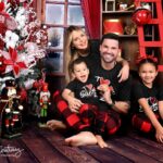 Roxana Díaz Instagram - 🎄Les presentamos nuestro hermoso escenario de cabaña navideña, Cómo siempre nuestra temporada es más especial con la visita de @soyroxanadiaz y su hermosa familia.😍 Agradecemos ya son 5 años continuos depositando su confianza en nuestro equipo de trabajo!! #cabañanavideña #navidad2023 #añonuevo #fotosnavideñas #fotosencaracas #fotografiaartistica #fotosprofesionales #yennycontrerasfotografia #caracas #fotosencaracas Caracas, D.F., Venezuela