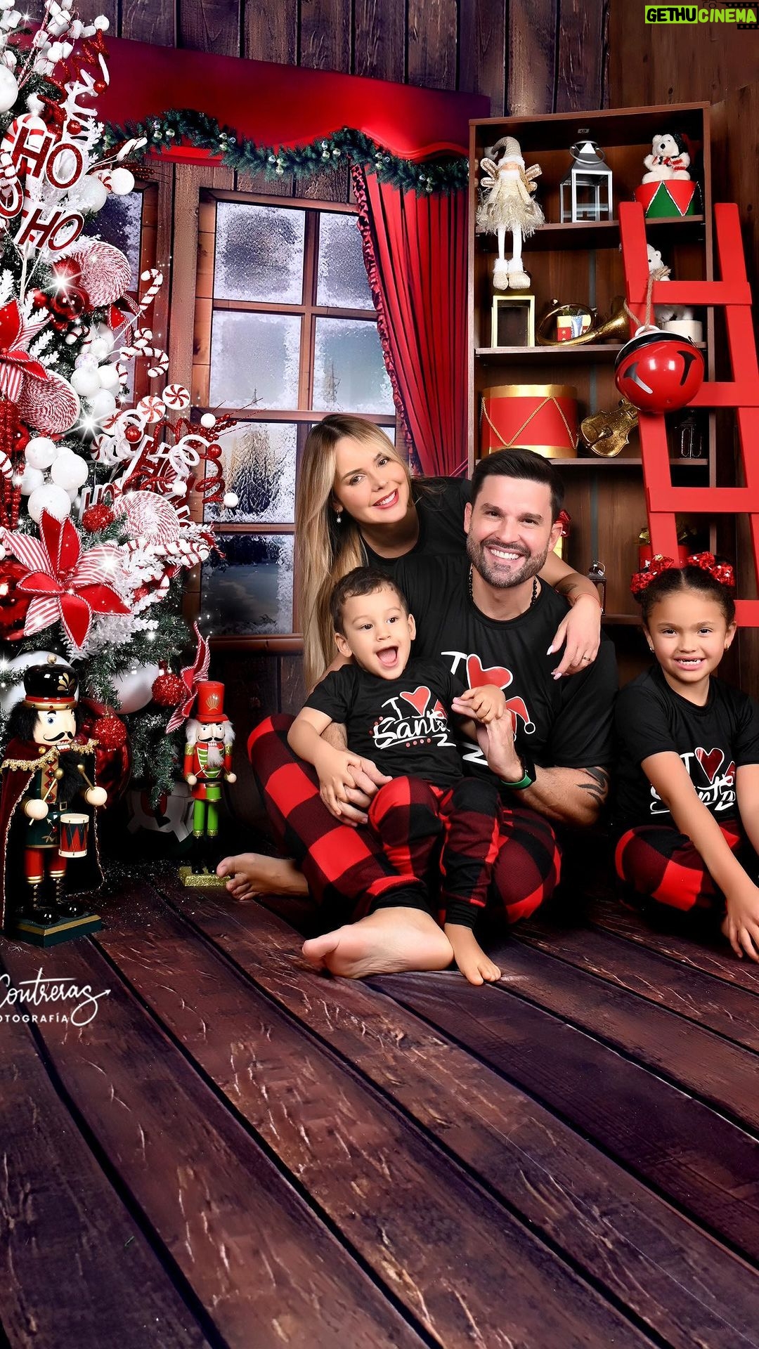 Roxana Díaz Instagram - 🎄Les presentamos nuestro hermoso escenario de cabaña navideña, Cómo siempre nuestra temporada es más especial con la visita de @soyroxanadiaz y su hermosa familia.😍 Agradecemos ya son 5 años continuos depositando su confianza en nuestro equipo de trabajo!! #cabañanavideña #navidad2023 #añonuevo #fotosnavideñas #fotosencaracas #fotografiaartistica #fotosprofesionales #yennycontrerasfotografia #caracas #fotosencaracas Caracas, D.F., Venezuela
