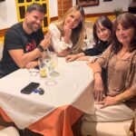 Roxana Díaz Instagram - Llevamos a las mamis a su lugar favorito @cafehilda nos encanta porque se come divino y casero🤩 La verdad si no han ido, por favor vayan y serán felices jejejejejejejeje . Se acerca Diciembre y ya pueden pedir el plato navideño 🤩 . #sushi #navidad #restaurant #cafe #familia #reel #instagram