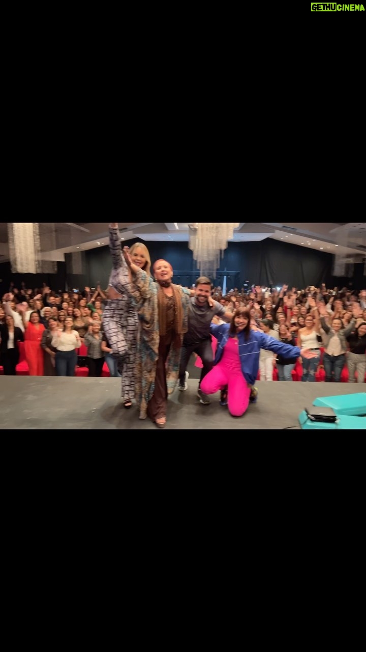 Roxana Díaz Instagram - Excelenteeee publico graciassss Maracayyyyy por tanto cariño, graciasssss @mimilazod por confiar en mi para acompañarte en tu obra, para mi es todo un placer poder seguir disfrutando de tu talento primero en Dramáticas y ahora en las tablas ❤️❤️❤️❤️❤️ #elaplausovapordentro