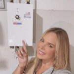 Roxana Díaz Instagram - Aquí les muestro cómo @somosjab instaló el calentador eléctrico 220v donde iba un 110v Trabajaron de forma impecable, pasaron la corriente 220v por la pared y así fue posible la conexión.... . @somosjab recomendado... . #calentadores #bombas #tanquesdeagua #instalacion Caracas, D.F., Venezuela