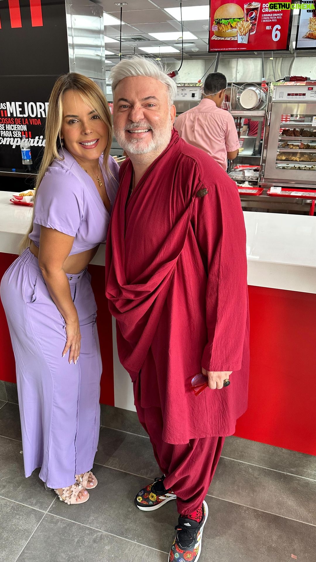Roxana Díaz Instagram - Donde estas Carlos Guillermo? Te estoy buscando con @soyroxanadiaz para llevarte el pollo de @kfcvzla a la camita! Aparece! #drobayi #kfc #dondeestascarlos #carlosguillermo #humor #risas Las Mercedes