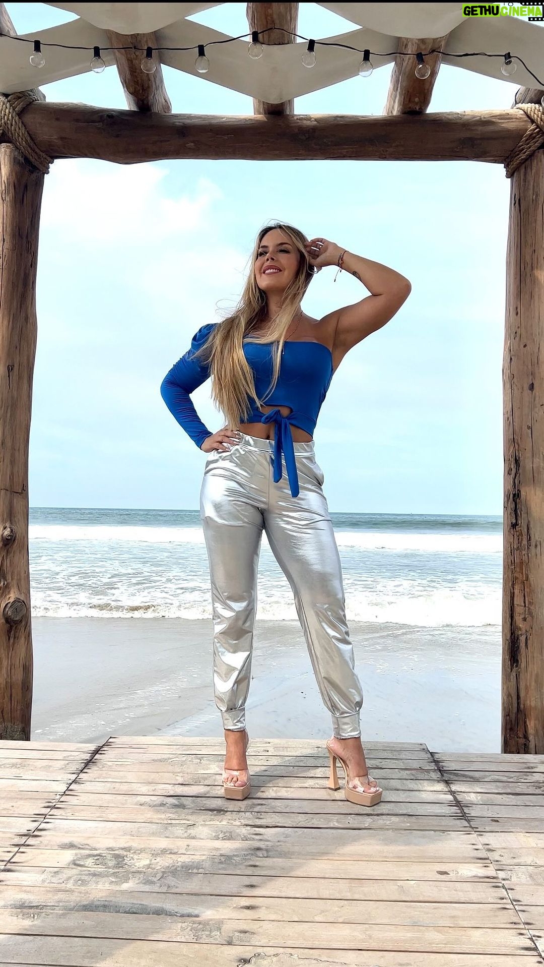Roxana Díaz Instagram - "Al final, algunos de tus grandes dolores se convertirán en tus grandes fortalezas" . Que buena frase para iniciar esta semana! . Esta frase tiene mucho que ver con la paciencia y la esperanza,; ellas son clave en todo lo que te ocurra o te propongas... . Mis gatos amados vamos a concientizar estás dos virtudes en nuestra vida para caminar y vivir más feliz... . Recuerden que HOY 30 DE OCTUBRE es el episodio final de #dramáticas NO SE LO PIERDAN... . . Locación @restaurant_delmar Mi crop top es de @dayfren.clothing Mi pantalón @mmcayena.summer . #paciencia #love #camino #vida