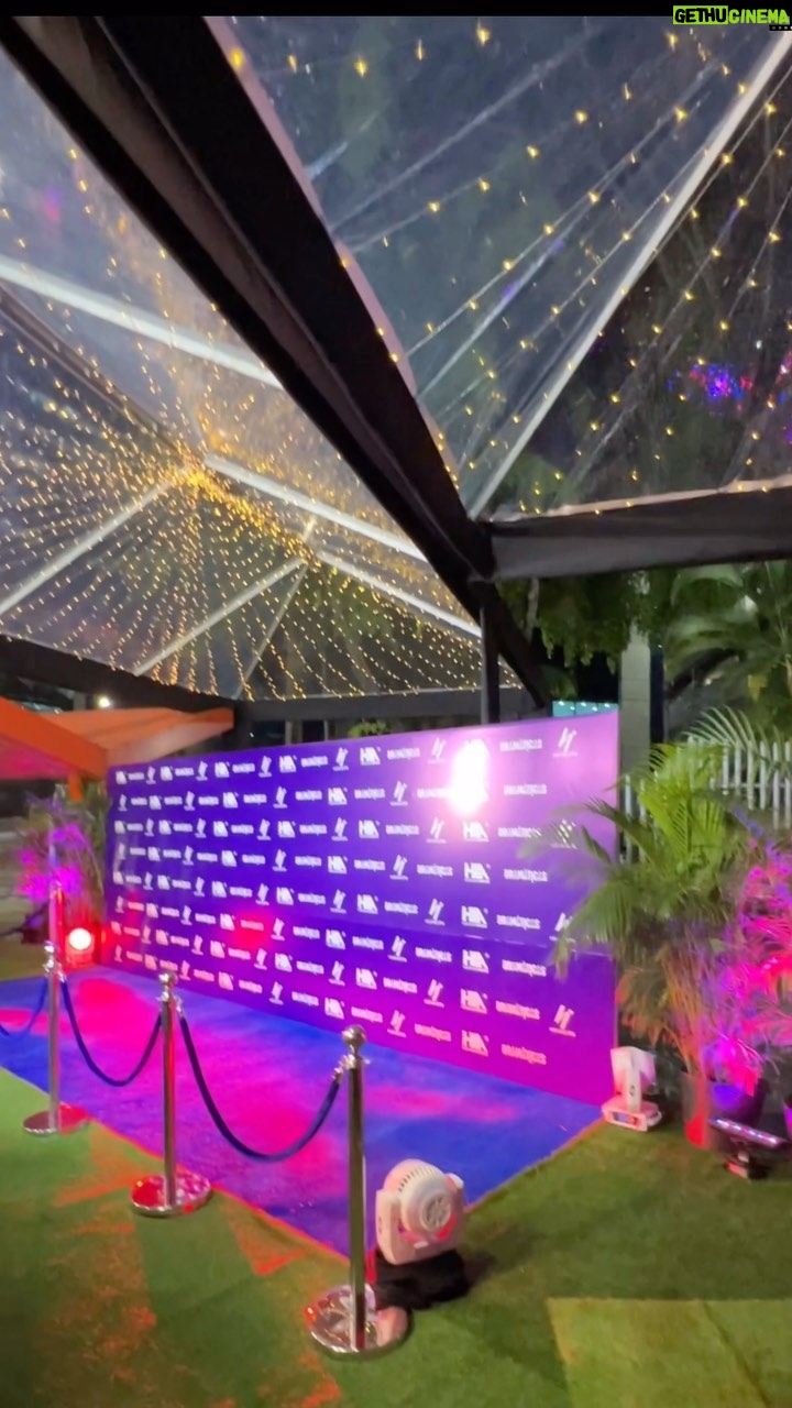 Roxana Díaz Instagram - En nuestra exitosa noche no podía faltar la elegancia del montaje y los toldos fueron el centro de la atención... que hermosos quedaron, muy elegantes transparentes con luces y cenefa negra espectacular 🤩 . Nuestros aliados de @ventritoldos cómo siempre sobresaliendo por su calidad y elegancia ✨✨✨✨✨✨✨✨ . #toldos #dramáticas #elegancia #