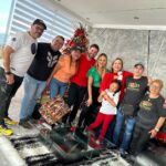 Roxana Díaz Instagram - Existen seres únicos que te dan apoyo , amistad , comparten tus alergias y se conectan contigo de verdad , el amor que le tengo a esta familia es algo grande , hoy están nuevamente en la #ColoCuña2023 @soyroxanadiaz @carlosghaydon que felicidad para todo el equipo #ColoquialPitchure @riofotografiayvideo @fragmentadosfilms . Si algo verán mis #VenezolanosDelMundo en esta #colocuña2023 es el apoyo y hermandad , pues eso somos los Venezolanos Gracias Padre , Vallita y mis viejos que no se cansan de bendecir mis caminos #colocuña2023 #navidad #parranda #union #lacoloquialdevenezuela .. Pronto #colocuña2023 esperamos les guste todo lo que esta gente está grabando . .. 4 día de grabación Quien les gustaría ver en esta #colocuña2023 ? Los leo .. Yo voy a Continuar hasta que lo bueno sea mejor y lo mejor Excelente, con Pasión como lo aprendí de los grandes de la Televisión 📺 #DionnyLopez el mejor haciendo los mensajes de Navidad y #JoaquinRiviera