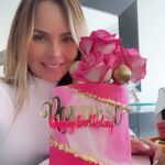 Roxana Díaz Instagram - Celebro la vida! Celebro mi cumpleaños a mi manera🥰🥰🥰🥰🥰 . Sople las velas con mis gatos y después subimos a Galipan, un lugar mágico, increíble, sin duda uno de mis lugares favoritos..... . Mi hermosa torta me la hizo @yaneth_cakes bellísima y deliciosa 😋 . @yaneth_cakes . #cumpleaños #love #gatos #felizcumpleaños #torta #pastel