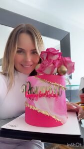 Roxana Díaz Instagram - Celebro la vida! Celebro mi cumpleaños a mi manera🥰🥰🥰🥰🥰 . Sople las velas con mis gatos y después subimos a Galipan, un lugar mágico, increíble, sin duda uno de mis lugares favoritos..... . Mi hermosa torta me la hizo @yaneth_cakes bellísima y deliciosa 😋 . @yaneth_cakes . #cumpleaños #love #gatos #felizcumpleaños #torta #pastel