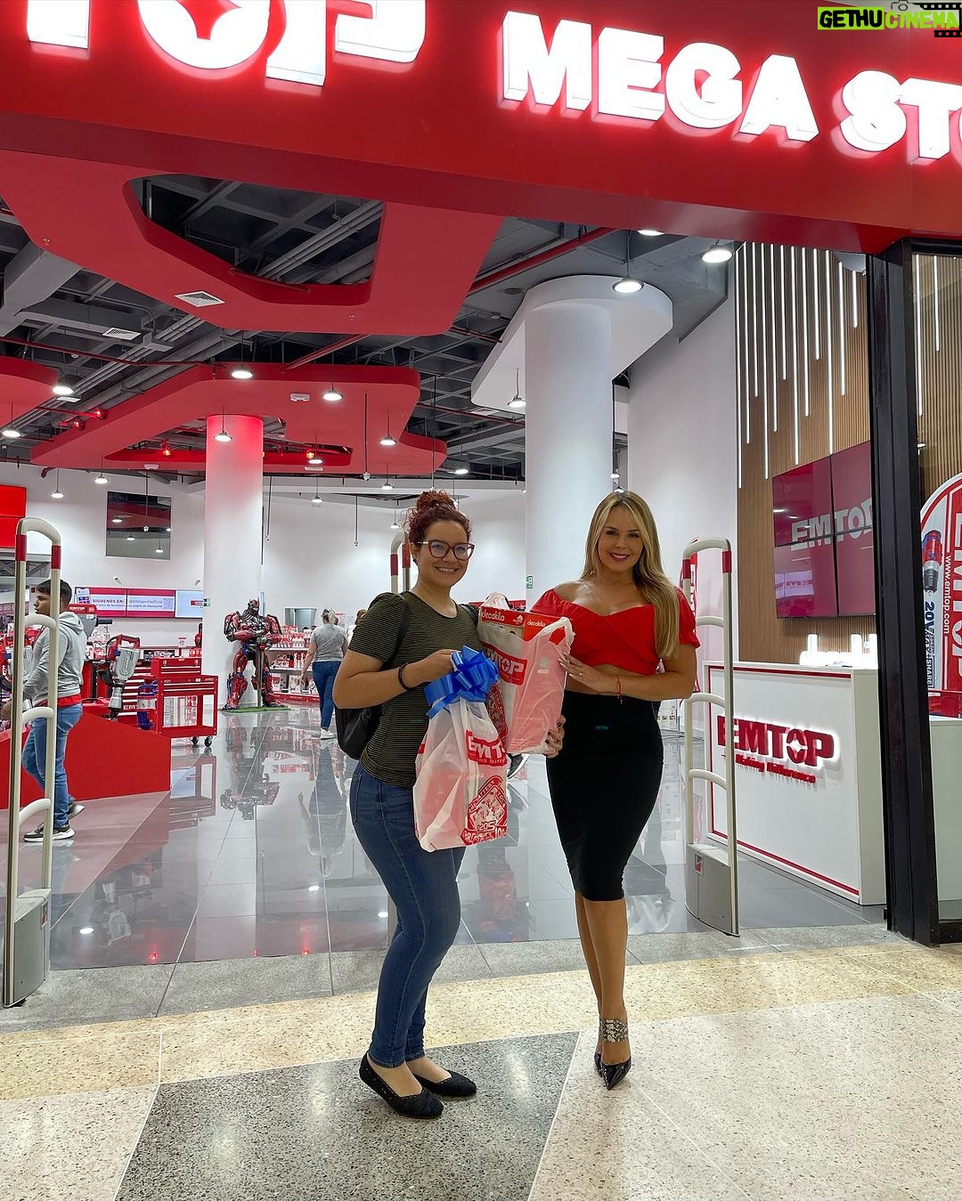 Roxana Díaz Instagram - Todo un éxito el reto de @emtopmegastore en el Centro Comercial La Candelaria... La verdad los precios que tiene @emtopmegastore no tiene competencia.... no no has visitado @emtopmegastore @emtopvalencia te invito conocerlo y disfrutar de sus inigualables precios🤩 viene Diciembre aprobechaaaa... . #preciossincompetencia #calidad #reto
