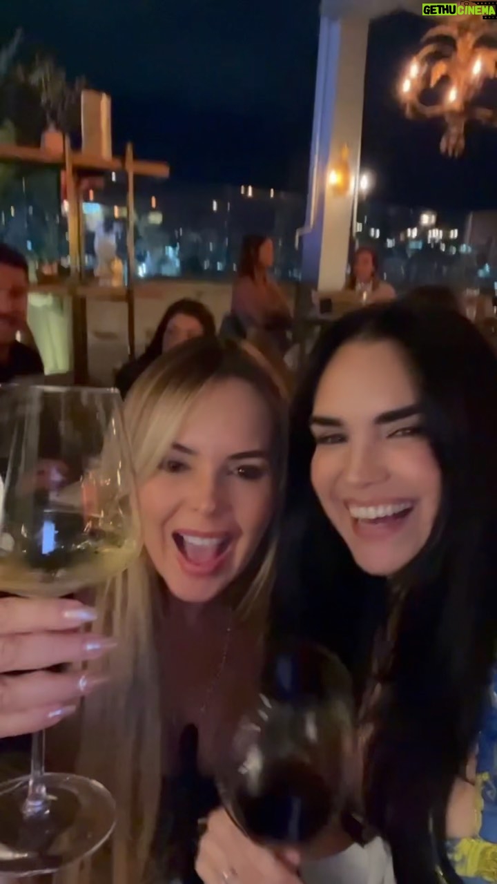 Roxana Díaz Instagram - Celebrando la vida 🥳 con buena compañía, buena comida y hermoso lugar!!! @salvajecaracas 👏🏻👏🏻👏🏻👏🏻 y mi gente bonitaaaaaa @hevisjevita @soyroxanadiaz @carlosghaydon @marianacarlesvillegas @loren_ortizz @isaaccisnero Caracas, Venezuala