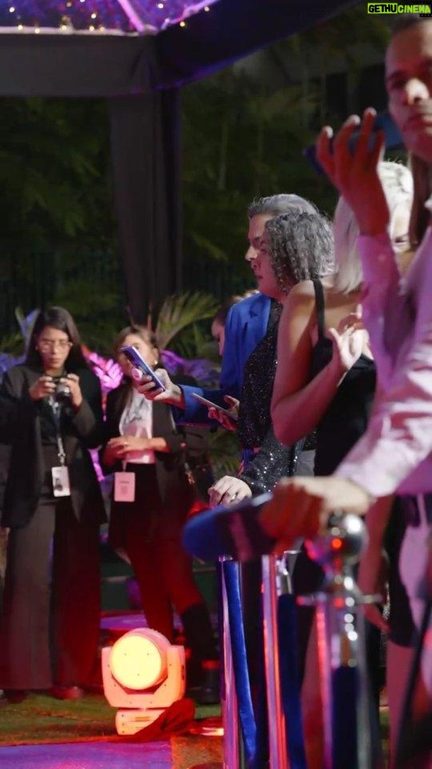 Roxana Díaz Instagram - ¡Gracias! La alfombra morada de #Dramáticas estuvo llena de grandes estrellas que se reunieron para el estreno de la serie. Ingresa en mihispano.tv, o descargala ya en tu App Store o Google Play: HispanoTV o Hispanomedios. Caracas