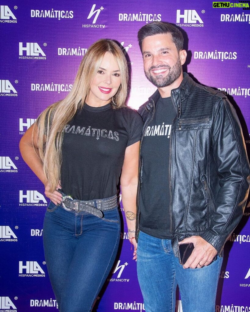 Roxana Díaz Instagram - Si me preguntan cómo es trabajar junto a mi esposo? La respuesta es MARAVILLOSO.... @carlosghaydon me ayuda, es mi mejor crítico... siempre me apoya y me impulsa... es lindo cuando tu pareja se siente orgulloso de ti😍😍😍😍😍 . Te amo mi Prince❤️❤️❤️❤️ . Esta fotografía fue saliendo de la rueda de prensa de #dramáticas . No se la pierdan este lunes a las 9pm por @venevision . #serie #actriz #couple #trabajarjuntos Caracas, D.F., Venezuela