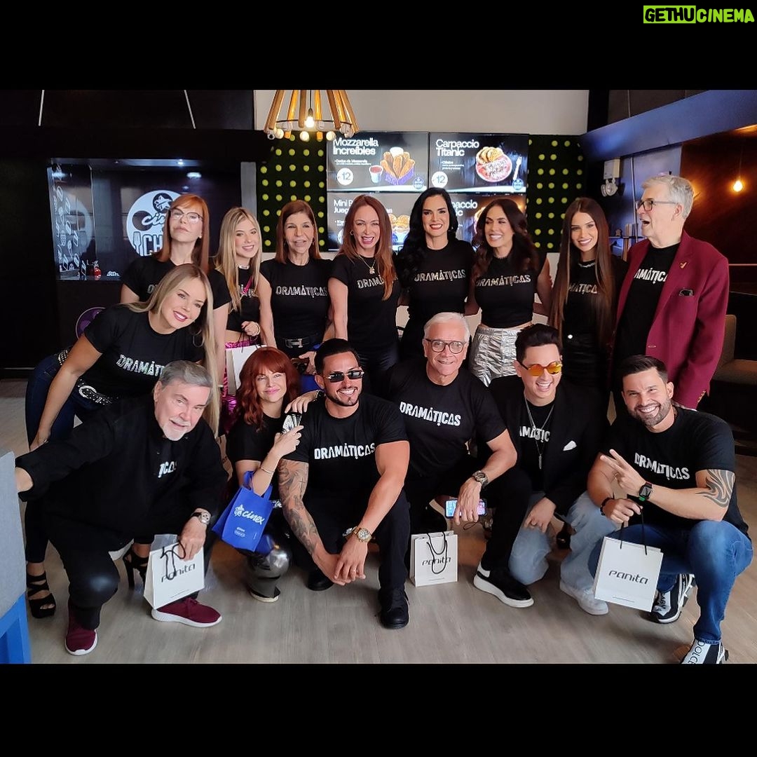 Roxana Díaz Instagram - Hoy presentamos oficialmente #dramáticas a la prensa... Quiero agradecer a toda nuestra respetada #prensa por asistir Estoy muy emocionada y contenta por ser parte de este regreso tan esperado ... Vimos el capítulo por primera vez y sin ánimo de dejarme llevar por el amor con el que realizamos la serie y poniéndome del lado de la objetividad #dramáticas es una gran producción... la dirección sorprende, la iluminación e imagen espectacular, las actuaciones increíbles, la edición y musicalización maravillosaaaaa... en fin me entantoooooo.... gracias @hispanomedio son un gran equipo, gracias mi @danielferrerc por creer en #venezuela por creer en nuestro talento venezolano, gracias a mis hermosos compañeros actores y actrices por tan impecable trabajo... . No se la pierdan por favor..... 16 de Octubre por @venevision . @cesar.manzano.56 @manudiazcasanova @ortizscarlet @hildaabrahamzoficial @amandagutierrezpadron @soylupitaferrer @carlosghaydon @luisgeronimoabreu @jorgepalacios @victordrija @betancourtaroldo @doramazzone @mariaduquefc @mimilazod @lauratermini @elbaescobar @villatefernando @soyjaviervidalpradas @taniasarabia @rosmeoficial @aranone @byisabellaeugenia @franklinsuarezc #serie #venevision #talentonacional Caracas, D.F., Venezuela