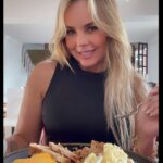 Roxana Díaz Instagram - Este dato me emociona porque siento que ya está por llegar la época que más disfruto del año... La navidad y todo lo que la acompaña me llena el corazón de alegría, por eso les voy a recomendar @delisme.ccs para sus eventos navideños... el mejor sabor de nuestra tradición navideña te la ofrece @delisme.ccs . #hallacas #navidad #love #ensaladadegallina #pernil #eventos #catering #fiestas #cenas #tortasnavideñas #pandejamon