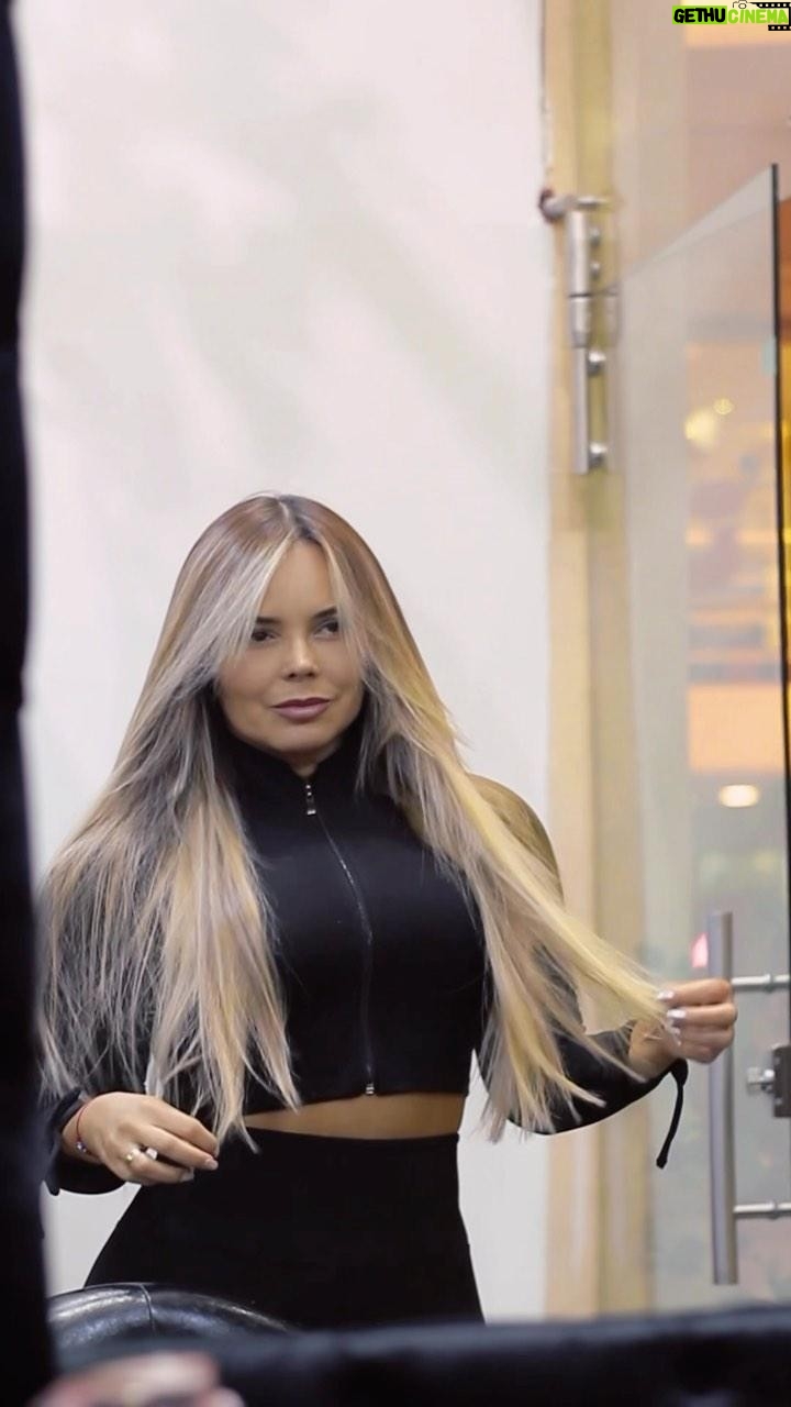 Roxana Díaz Instagram - ¡Un cambio de impacto!✨ Hidratación de alisado vegano 🌱 realizado por @ewincolinahair Cabello de extensiones 100% natural realizada por @erkiscotuas 🤩 para nuestra hermosa @soyroxanadiaz ¡Se la mujer Marilyn que quieras ser! 🩶 📍Ubicados en el centro comercial Altamira Village ⏰ Trabajamos de lunes a sábado, a partir de las 9:00Am Si les gustaría agendar una cita, a través de nuestro whatsapp 📲 04123960087 #cabello #balayage #roxanadiaz #caracas #venezuela #stylish