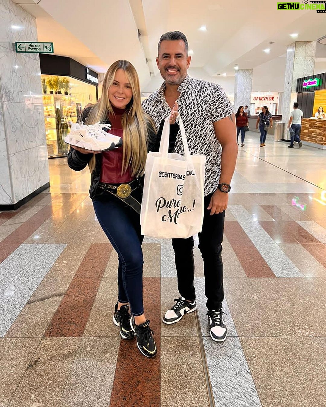 Roxana Díaz Instagram - Melaito para mi ..... llegaron mis zapatos de @centerbasketoficial me encantan porque son cómodos y me combinan con todooooo.... . Puro melao mis gatos..... . #zapatos #centerbasketoficial #puromelao Caracas, D.F., Venezuela