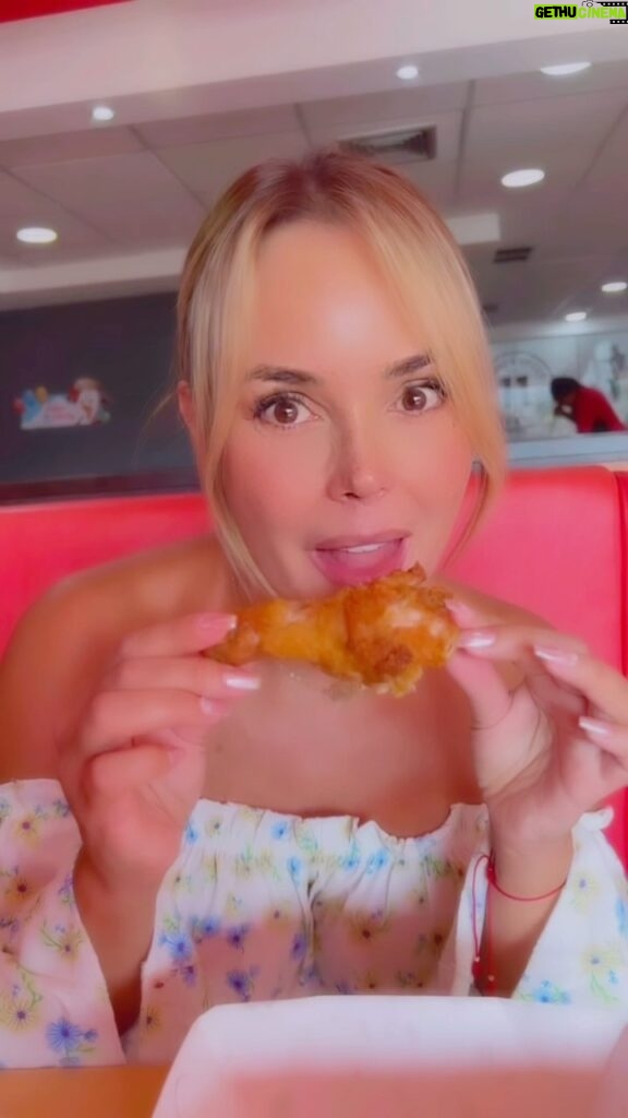 Roxana Díaz Instagram - Llegando de la playa y en todo momento nos encanta comer pollito rico... que lo diga mi Barbarita jejejejejejejeeje cómo le gusta! . No hay una ocasión especial para disfrutar de el rico sabor de @kfcvzla 🍗🍗🍗🍗🍗🍗🍗🍗🍗🍗🍗🍗🍗🍗🍗🍗🍗🍗🍗🍗🍗🍗 . #pollo #kfc #familia #love #deliciososabor #venezuela