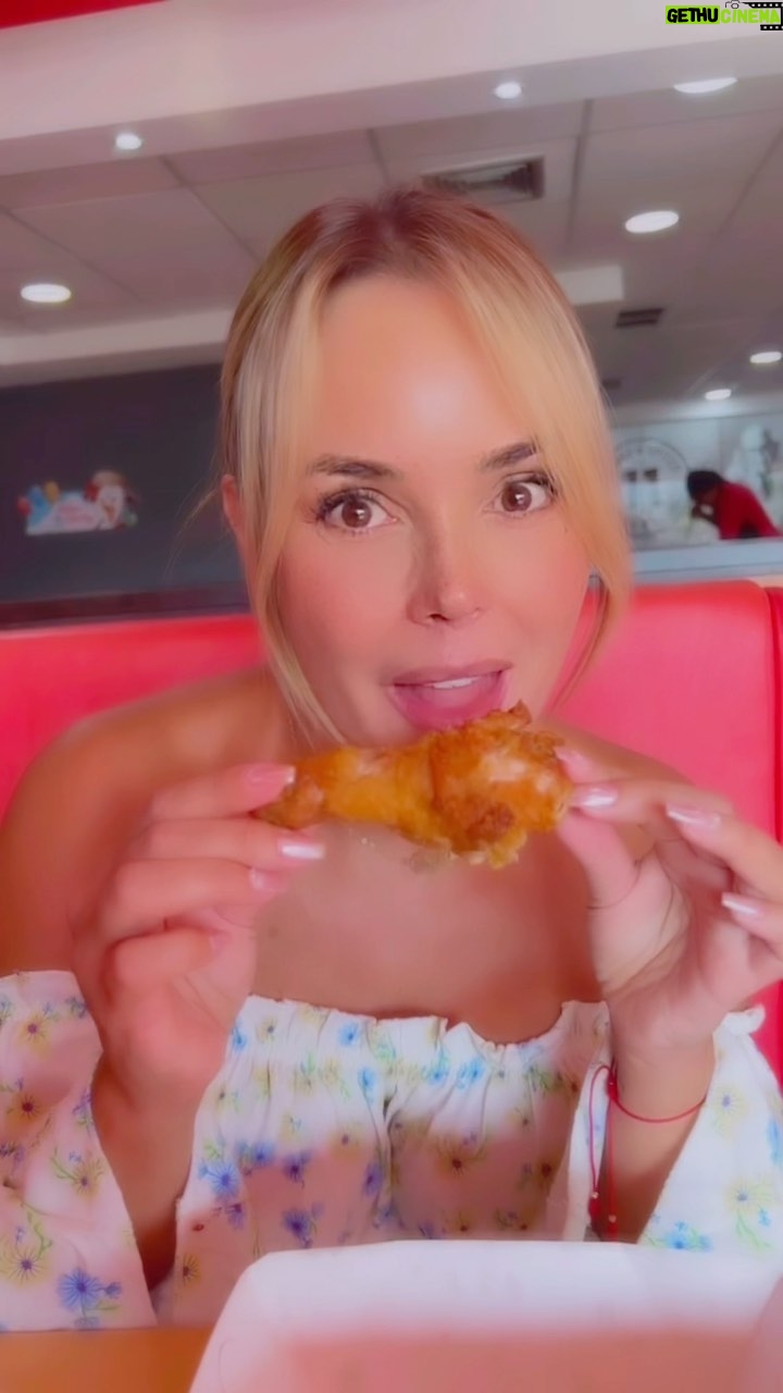 Roxana Díaz - 24.2K Likes - Llegando de la playa y en todo momento nos encanta comer pollito rico... que lo diga mi Barbarita jejejejejejejeeje cómo le gusta!
.
No hay una ocasión especial para disfrutar de el rico sabor de @kfcvzla 🍗🍗🍗🍗🍗🍗🍗🍗🍗🍗🍗🍗🍗🍗🍗🍗🍗🍗🍗🍗🍗🍗
.
#pollo #kfc #familia #love #deliciososabor #venezuela