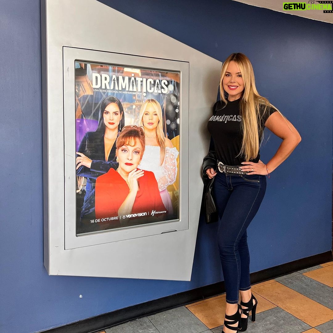 Roxana Díaz Instagram - Hoy presentamos oficialmente #dramáticas a la prensa... Quiero agradecer a toda nuestra respetada #prensa por asistir Estoy muy emocionada y contenta por ser parte de este regreso tan esperado ... Vimos el capítulo por primera vez y sin ánimo de dejarme llevar por el amor con el que realizamos la serie y poniéndome del lado de la objetividad #dramáticas es una gran producción... la dirección sorprende, la iluminación e imagen espectacular, las actuaciones increíbles, la edición y musicalización maravillosaaaaa... en fin me entantoooooo.... gracias @hispanomedio son un gran equipo, gracias mi @danielferrerc por creer en #venezuela por creer en nuestro talento venezolano, gracias a mis hermosos compañeros actores y actrices por tan impecable trabajo... . No se la pierdan por favor..... 16 de Octubre por @venevision . @cesar.manzano.56 @manudiazcasanova @ortizscarlet @hildaabrahamzoficial @amandagutierrezpadron @soylupitaferrer @carlosghaydon @luisgeronimoabreu @jorgepalacios @victordrija @betancourtaroldo @doramazzone @mariaduquefc @mimilazod @lauratermini @elbaescobar @villatefernando @soyjaviervidalpradas @taniasarabia @rosmeoficial @aranone @byisabellaeugenia @franklinsuarezc #serie #venevision #talentonacional Caracas, D.F., Venezuela
