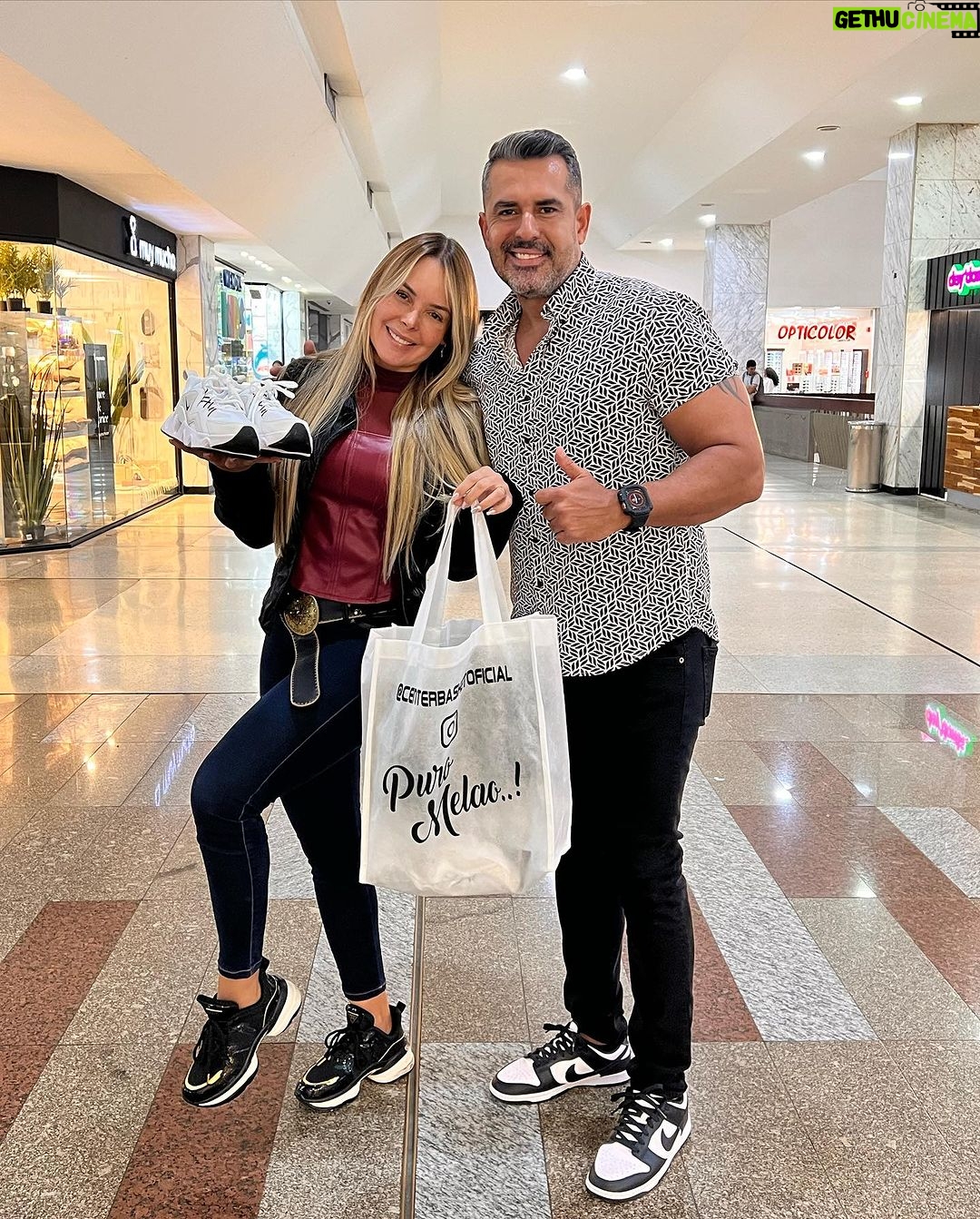 Roxana Díaz Instagram - Melaito para mi ..... llegaron mis zapatos de @centerbasketoficial me encantan porque son cómodos y me combinan con todooooo.... . Puro melao mis gatos..... . #zapatos #centerbasketoficial #puromelao Caracas, D.F., Venezuela
