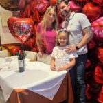 Roxana Díaz Instagram - Nuestro día de San Valentín en @cafehilda la decoración está muy linda y más tarde se va poner bueno jejejejejejejej..... Siempre es un placer venir a compartir en @cafehilda Feliz día de San Valentín 💘 💘💘💘💘 . . Faltó Erik pero está en su terapia 🥰🥰🥰🥰🥰🥰🥰🥰🥰🥰🥰🥰🥰 #valentinday #diadeloaenamorados #love #amor Bello Monte , Caracas