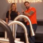 Roxana Díaz Instagram - Estamos fascinados con los productos @vittoriavenezuela griferías en varios colores y a prueba de rayas... piezas sanitarias y el súper producto estrella de Vittoria "La Piedra Sintetizada" hermosa, súper resistente y a muy buen precio ✅ . Los invito a su show room y comprueben lo que les digo... . No se pierdan el próximo reel de @vittoriavenezuela donde haremos las 3 pruebas de fuego para demostrar la calidad de su piedra sintetizada 🧐🧐🧐🧐🧐🧐 @vittoriavenezuela . . Vídeo y fotografía 🎥 de @kaikuseproducciones . #griferias #piedrasinterizada #piezassanitarias #calidad #buenosprecios