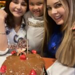 Roxana Díaz Instagram - Te amo mami hermosa! Vida y salud para ti❤️❤️❤️❤️❤️❤️❤️ Gracias a @mis3_dvid por esta torta que estaba deliciosa, fresca y esponjosa 👏👏👏👏👏👏👏👏👏👏👏👏👏👏👏👏 MUY BUENAAAAAAAAA🤩🤩🤩🤩🤩🤩🤩 . Te amo mami FELIZ CUMPLEAÑOS @soymarjorieburgos74 🎁🎂🎉🎊🎈 . Caracas, D.F., Venezuela