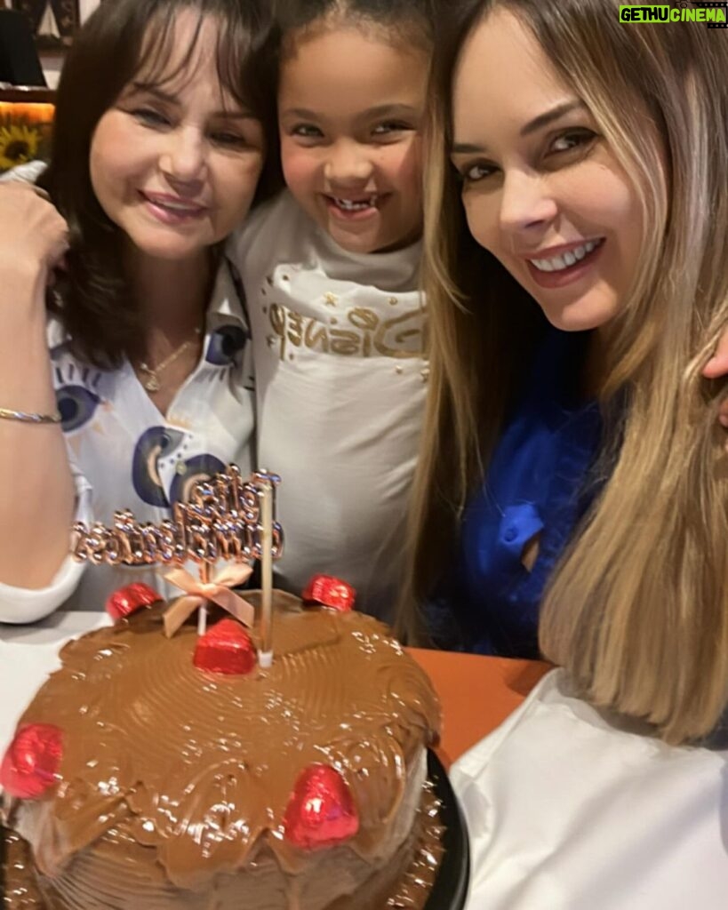 Roxana Díaz Instagram - Te amo mami hermosa! Vida y salud para ti❤️❤️❤️❤️❤️❤️❤️ Gracias a @mis3_dvid por esta torta que estaba deliciosa, fresca y esponjosa 👏👏👏👏👏👏👏👏👏👏👏👏👏👏👏👏 MUY BUENAAAAAAAAA🤩🤩🤩🤩🤩🤩🤩 . Te amo mami FELIZ CUMPLEAÑOS @soymarjorieburgos74 🎁🎂🎉🎊🎈 . Caracas, D.F., Venezuela