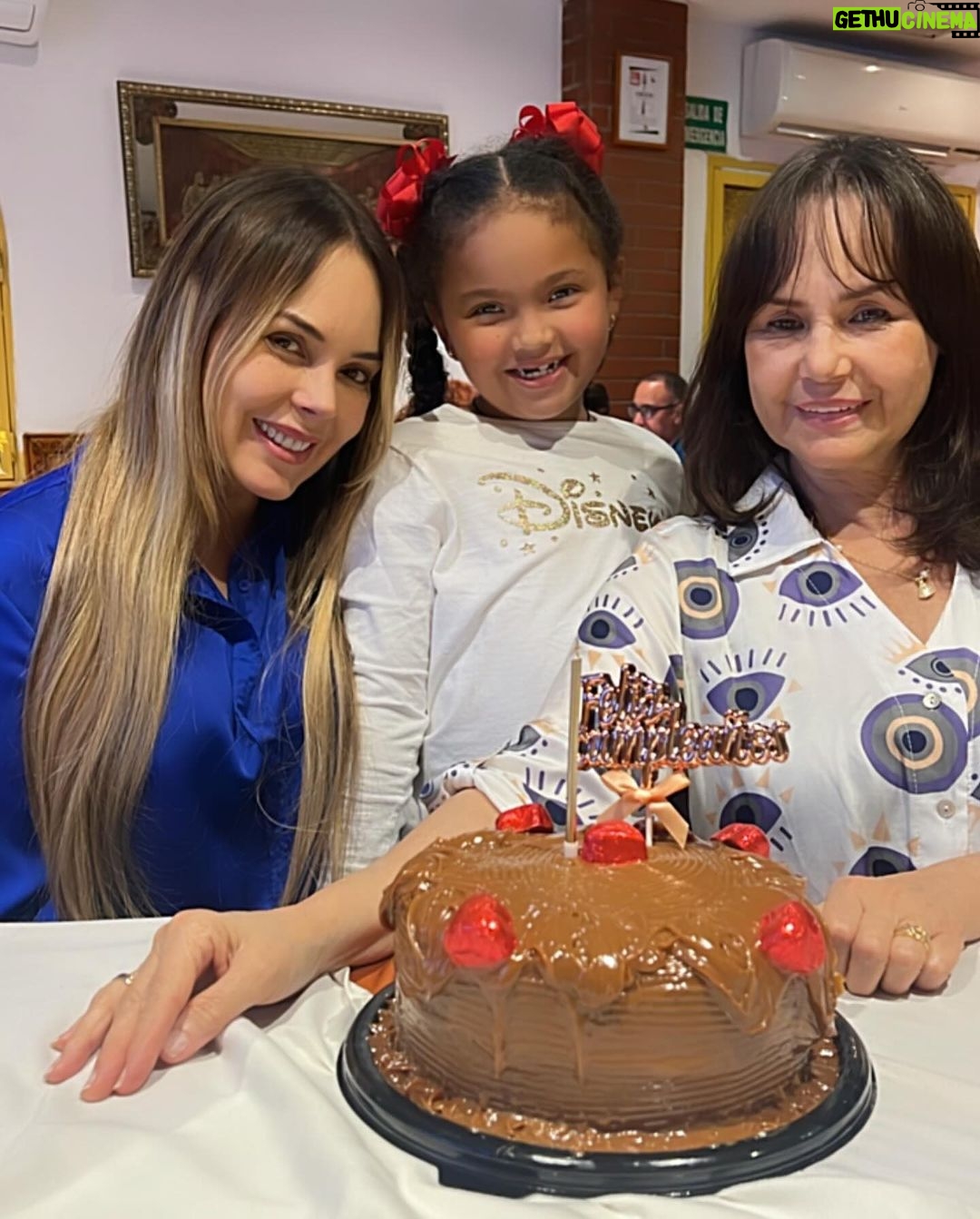 Roxana Díaz Instagram - Te amo mami hermosa! Vida y salud para ti❤️❤️❤️❤️❤️❤️❤️ Gracias a @mis3_dvid por esta torta que estaba deliciosa, fresca y esponjosa 👏👏👏👏👏👏👏👏👏👏👏👏👏👏👏👏 MUY BUENAAAAAAAAA🤩🤩🤩🤩🤩🤩🤩 . Te amo mami FELIZ CUMPLEAÑOS @soymarjorieburgos74 🎁🎂🎉🎊🎈 . Caracas, D.F., Venezuela