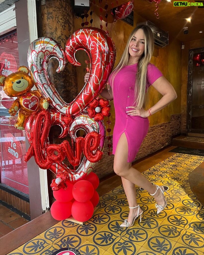 Roxana Díaz Instagram - Nuestro día de San Valentín en @cafehilda la decoración está muy linda y más tarde se va poner bueno jejejejejejejej..... Siempre es un placer venir a compartir en @cafehilda Feliz día de San Valentín 💘 💘💘💘💘 . . Faltó Erik pero está en su terapia 🥰🥰🥰🥰🥰🥰🥰🥰🥰🥰🥰🥰🥰 #valentinday #diadeloaenamorados #love #amor Bello Monte , Caracas