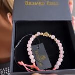 Roxana Díaz Instagram - Para el día de los enamorados enamórate con @richardperlt Sus accesorios son exclusivos y con garantía ilimitada.... Los hilos que usa para algunas de sus prendas son traídos de Japón y no se deshilachan ni pierden el color... además utiliza oro 18 k y sus diseños son hermosos, tanto para ellas o ellos❤️❤️❤️❤️❤️ . Aquí te dejo detalles que enamoran..... . @richardperlt . #accesorios #love #diadelosenamorados #garantia #calidad #belleza