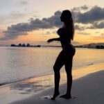 Roxana Díaz Instagram - Y al ritmo de @sixtorein les regalo este momento en la playa justo en la mejor hora, cuando el sol se va escondiendo.... Amo ese instante, amo la paz que me deja... . Es mi momento perciado 🤩🤩🤩🤩🤩 y mi Fotografo? Mi Prince @carlosghaydon . Pronto volveré 🥰🥰🥰🥰🥰🥰 . #sixtorein #love #playa #puestadesol #lamejorhoradelaplaya