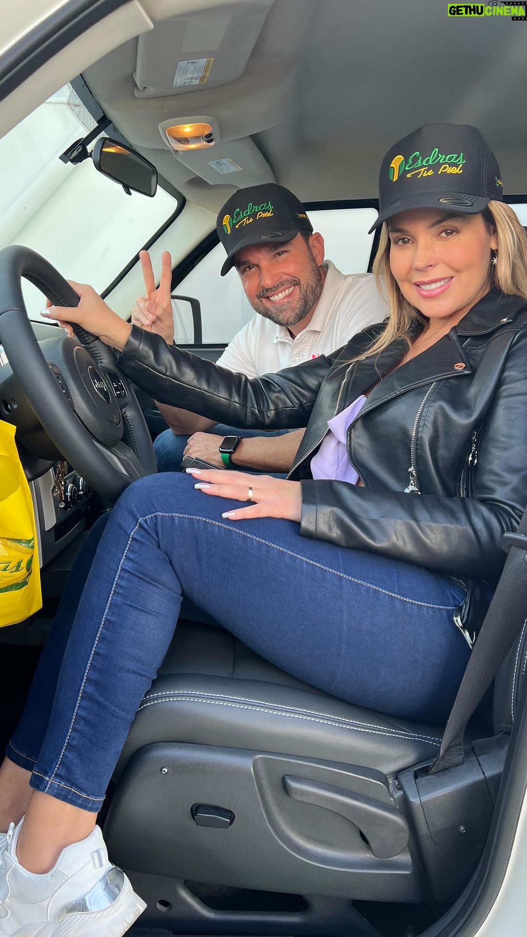 Roxana Díaz - 21.1K Likes - En nuestra estancia en Valencia aprovechamos para hacerle cariños a mi camioneta y decidimos cambiarle la tapicería!
Ya estaba muy fea y manchada así que fuimos a @tapiceriaesdras por muy buenas referencias....
@tapiceriaesdras utiliza piel importada de muy buena calidad y garantizan todos sus trabajos...
Ellos no solo tapizan autos sino también ofrecen tapicería aeronáutica, también para lanchas y para tu hogar...
.
Quedé complacida y feliz!
Miren el antes y el después 🤩🤩🤩🤩
.
#tapiceria #trabajosgarantizados #calidad #belleza