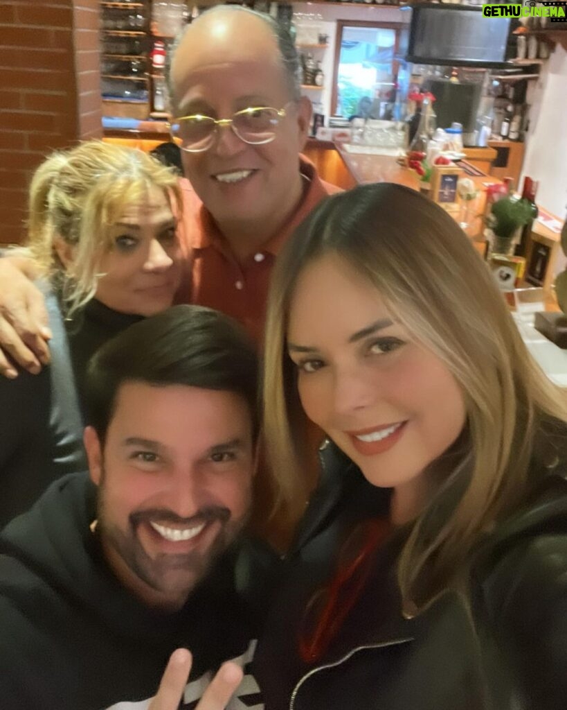 Roxana Díaz Instagram - Hoy visitando a estos grandes amigos @lissettbustamante @edgarjliendo en @cafehilda uno de nuestros lugares preferidossss❤️❤️