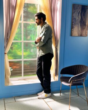 Rrahul Sudhir Instagram - NaAlSi2O6

Stylist - @mehandi7_ 
HMUA - @srksharukhkhan 
PC - @srksharukhkhan 
Assistant Stylist - @_sejalll18___ 

#rrahulsudhir #ootd #potrait #fyp #explore #photooftheday #fashion #moss