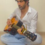 Rrahul Sudhir Instagram - Randomly Random & Rancid Rubbish Reasoning Rarely #rrahulsudhir #guitar Mumbai, Maharashtra