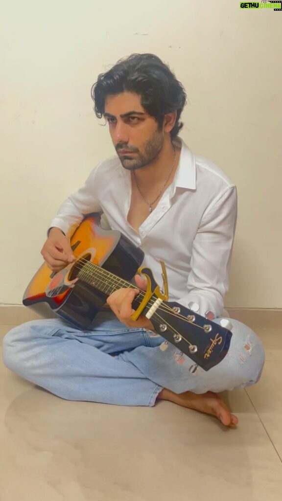 Rrahul Sudhir Instagram - Randomly Random & Rancid Rubbish Reasoning Rarely #rrahulsudhir #guitar Mumbai, Maharashtra