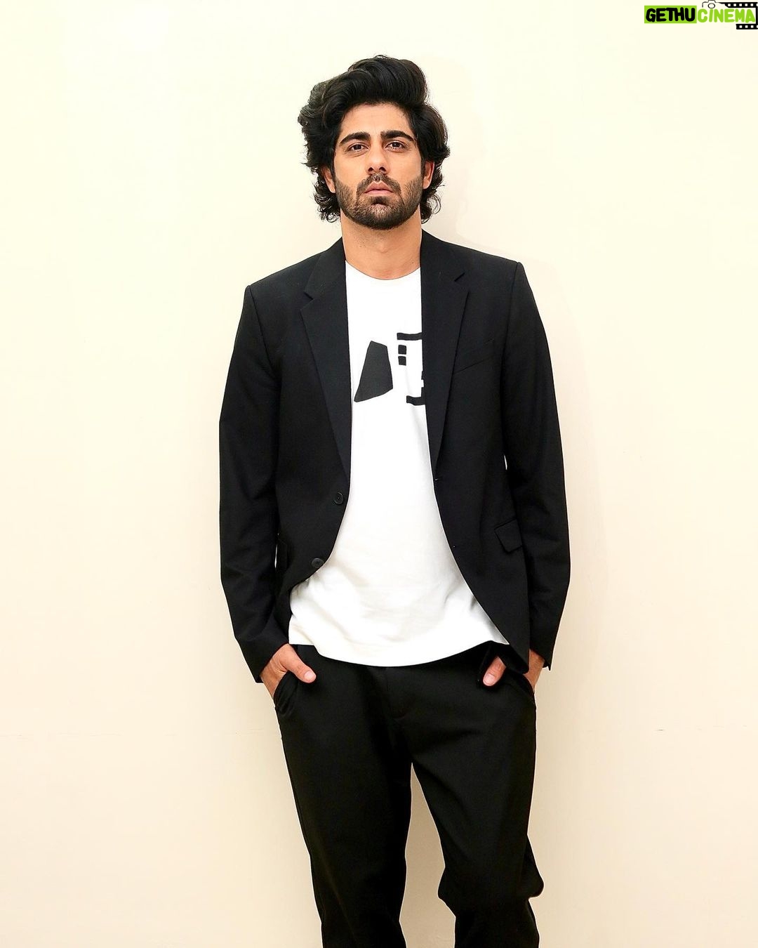 Rrahul Sudhir Instagram - Can I get your hand to write on… Just a piece of leg to bite on… Do it up, it's on with Stella… What a way to finally smell her… #rrahulsudhir #blastfromthepast #throwback #rhcp #zephyr PS - Posted a picture just because I wanted to write that caption… Mumbai, Maharashtra