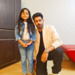 Rrahul Sudhir Instagram - Had A Fan-Boy Moment When The Best Actor @maahi_bhadra_15 In Her Age Category Showed Up In My Room Asking Me For A Picture….She Also Told Me To Ask My Followers To Follow Her Too…Also She Posed Like A Dove…. Please Follow Her ♥️🥂 @dabangiiofficial #yugsisodia #dabangii #og #rrahulsudhir Who looks the cutest???