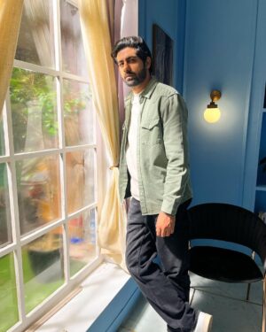 Rrahul Sudhir Instagram - NaAlSi2O6

Stylist - @mehandi7_ 
HMUA - @srksharukhkhan 
PC - @srksharukhkhan 
Assistant Stylist - @_sejalll18___ 

#rrahulsudhir #ootd #potrait #fyp #explore #photooftheday #fashion #moss