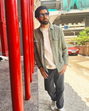 Rrahul Sudhir Instagram - NaAlSi2O6

Stylist - @mehandi7_ 
HMUA - @srksharukhkhan 
PC - @srksharukhkhan 
Assistant Stylist - @_sejalll18___ 

#rrahulsudhir #ootd #potrait #fyp #explore #photooftheday #fashion #moss