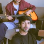 Rrahul Sudhir Instagram - Jamming to those 90’s vibes ❤️ Share your favorite 90s track that you’d like us to cover next 😉 #bollywoodsongs #manasvivashist #rrahulsudhir #hindisongs #reels #trending #reelsinstagram #brothers #trendingaudio #trendingreels #reelsindia #acoustic