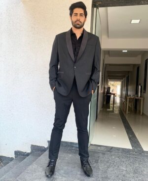 Rrahul Sudhir Instagram - To post the laziest stuff I can possibly get my hands is one true exercise on self sabotage…

#rrahulsudhir #painkiller

PS - Khud ko sambhaale rakhiye…
Mujhko sambhaalne dijiye…
Hosh main apne kho doon…
Itna pyaar na dijiye…