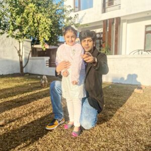 Rrahul Sudhir Instagram - Luring kids by telling them “dekho camera se chidiya niklegi”

#rrahulsudhir #jammu #kaahnethar