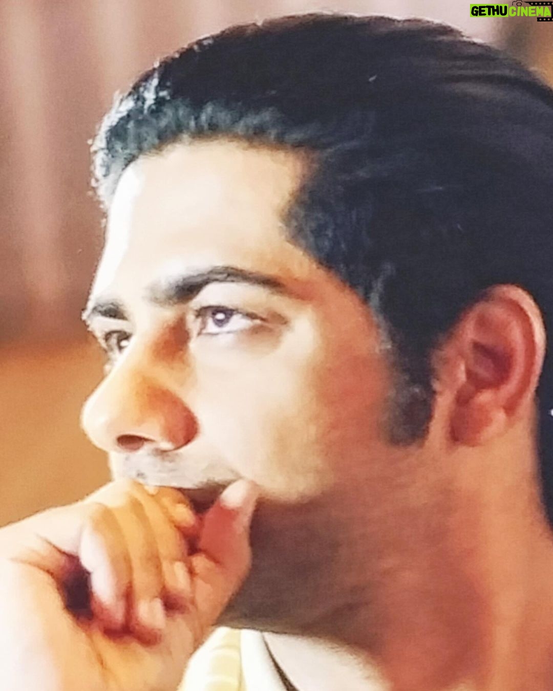 Rrahul Sudhir Instagram - मुझे तुम्हारी जुदाई का कोई रंज नहीं… मिरे ख़याल की दुनिया में मेरे पास हो तुम… ये तुम ने ठीक कहा है तुम्हें मिला न करूँ… मगर मुझे ये बता दो कि क्यूँ उदास हो तुम… ख़फ़ा न होना मिरी जुरअत-ए-तख़ातुब पर… तुम्हें ख़बर है मिरी ज़िंदगी की आस हो तुम… मेरा तो कुछ भी नहीं है मैं रो के जी लूँगा… मगर ख़ुदा के लिए तुम असीर-ए-ग़म न रहो… हुआ ही क्या जो ज़माने ने तुम को छीन लिया… यहाँ पे कौन हुआ है किसी का सोचो तो… मुझे क़सम है मेरी दुख-भरी जवानी की… मैं ख़ुश हूँ मेरी मोहब्बत के फूल ठुकरा दो… मैं अपनी रूह की हर इक ख़ुशी मिटा लूँगा… मगर तुम्हारी मसर्रत मिटा नहीं सकता… मैं ख़ुद को मौत के हाथों में सौंप सकता हूँ… मगर ये बार-ए-मसाइब उठा नहीं सकता…. . . . . ~ Sahir Ludhianvi . . . PC - @julie.shrivastav.9 Hair Stylist - @julie.shrivastav.9 MUA - @maheshgiremakeupartist #firstfeaturefilm